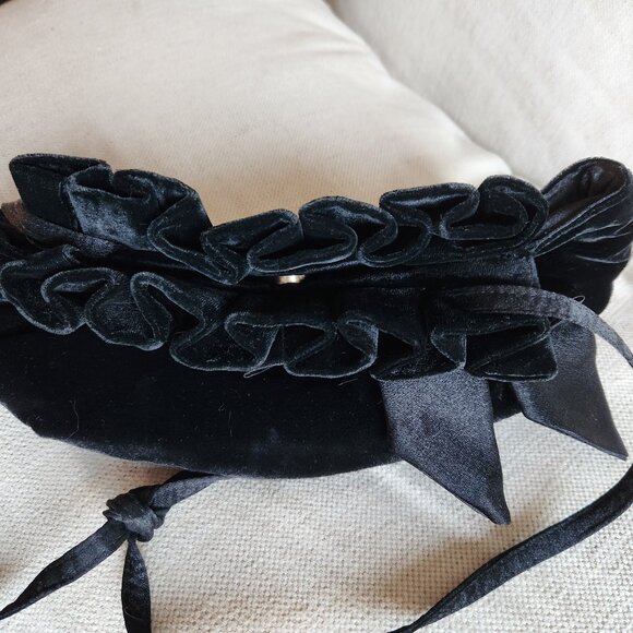 🇨🇦 Black Velvet Evening Bag with Satin Bow - Picture 4 of 7